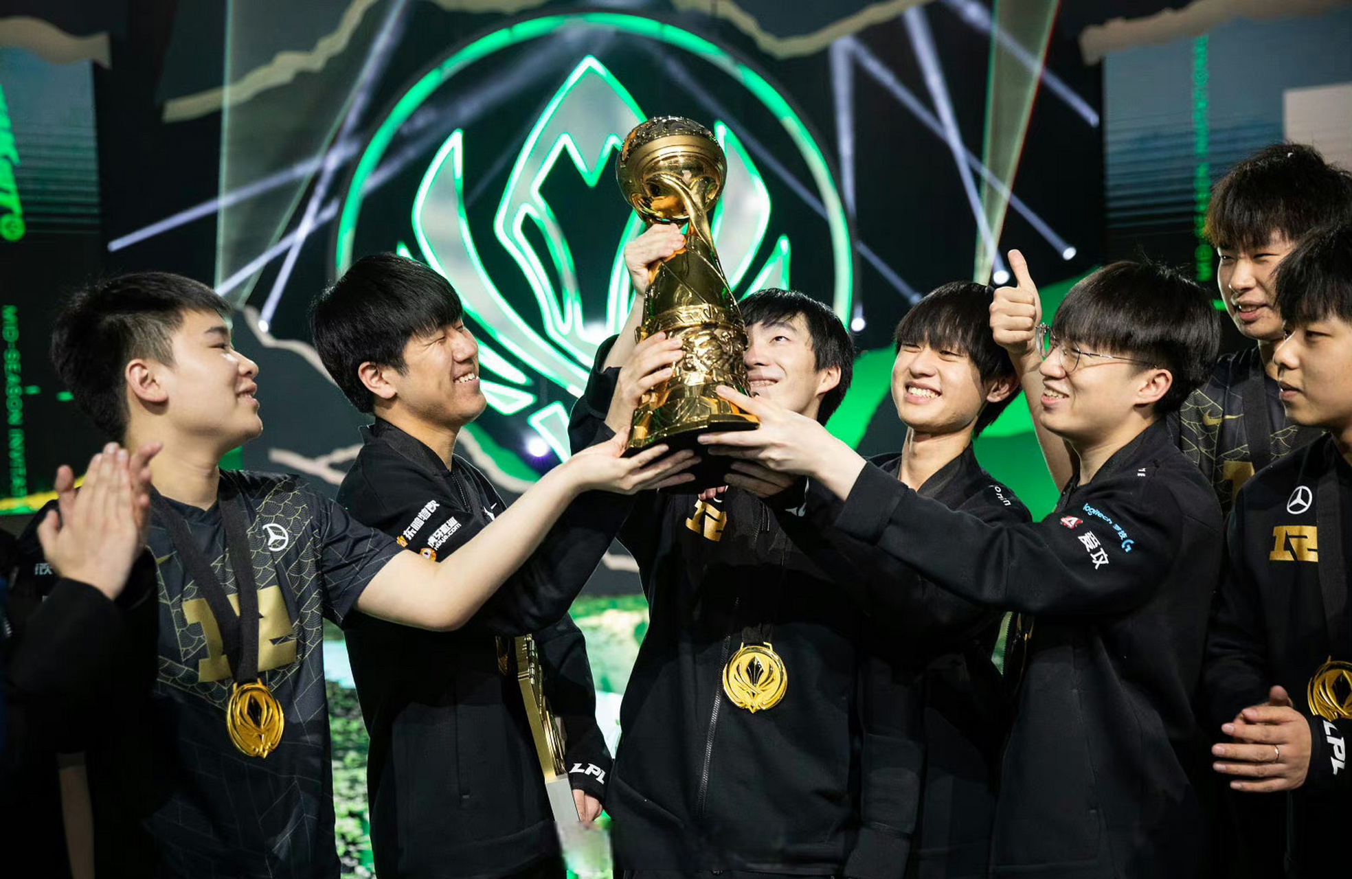 EDG险胜FPX，Ming打出惊人五杀顶尖较量入围赛，让粉丝疯狂欢呼